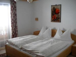 Giường trong phòng chung tại Weberhof