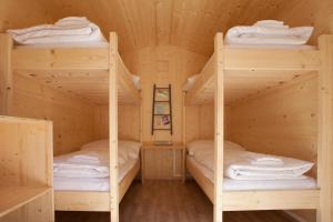 Postel nebo postele na pokoji v ubytování Life Camp