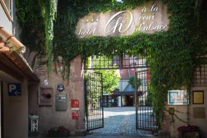 un accès à un bâtiment avec une porte ouverte dans l'établissement A La Cour d'Alsace by HappyCulture, à Obernai
