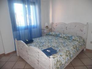 1 dormitorio con 1 cama con cabecero de madera en Villa Maestrale, en Olbia