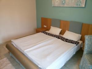 A bed or beds in a room at Villa Maria Apartments