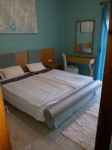 A bed or beds in a room at Villa Maria Apartments