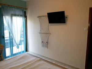 A television and/or entertainment centre at Villa Maria Apartments