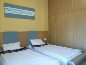 A bed or beds in a room at Villa Maria Apartments