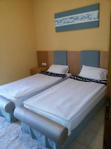 A bed or beds in a room at Villa Maria Apartments