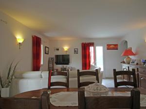 een eetkamer en een woonkamer met een tafel en stoelen bij Tasteful Villa in Montauroux with Private Pool in Montauroux