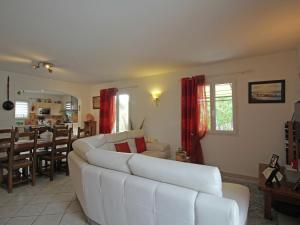 uma sala de estar com um sofá branco e uma sala de jantar em Tasteful Villa in Montauroux with Private Pool em Montauroux