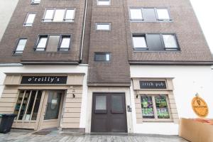 un edificio de ladrillo con una puerta delantera y un pub oxidado en Altstadt Kunstmuseum, en Düsseldorf