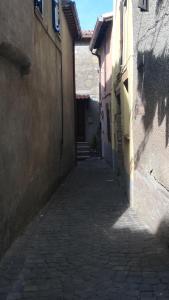 Valentano的住宿－SUITE-TTI，一条有楼房和楼梯的小巷
