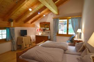 una camera con letto, scrivania e finestra di Apartments Villa Surlej a Davos