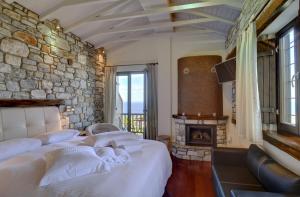 A bed or beds in a room at Mple Feggari