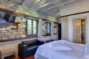 A bed or beds in a room at Mple Feggari