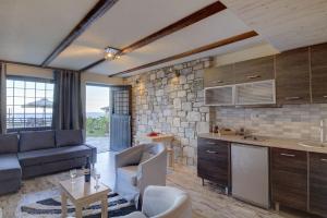 A kitchen or kitchenette at Mple Feggari