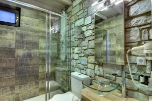 A bathroom at Mple Feggari