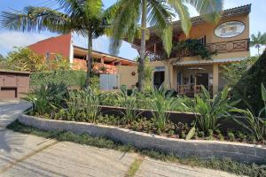 Um jardim em Pousada Villa Maritima