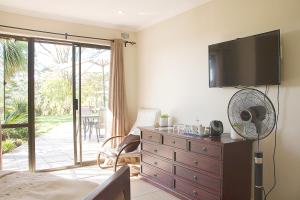 TV a/nebo společenská místnost v ubytování Matusadona Guest Lodge