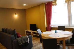 une chambre avec une table, des chaises et une fenêtre dans l'établissement Near Park Apartment, à Druskininkai