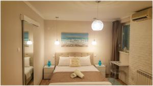 Un pat sau paturi într-o cameră la Apartment Cherry Queen