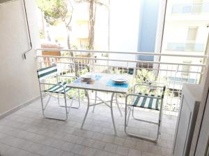 ビビオーネにあるAdriatico - Appartamentiのバルコニー(テーブル、椅子付)