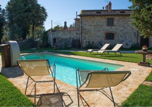 two chairs sitting next to a swimming pool at Il Granaio in San Venanzo