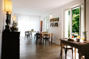 a kitchen and dining room with a table and chairs at SoloQui in Zero Branco