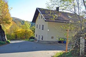 een groot wit huis met een weg ernaast bij FeWo Radi an der Buchberger Leite in Hohenau