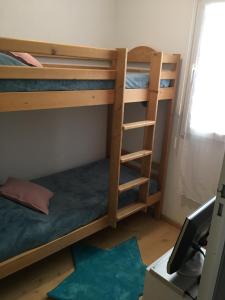 - une chambre avec 2 lits superposés et un bureau dans l'établissement Appartement Les Pics d'Aran, à Luchon