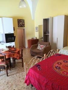 カザラーノにあるAlba Dorataのリビングルーム(赤いベッド1台、テーブル付)