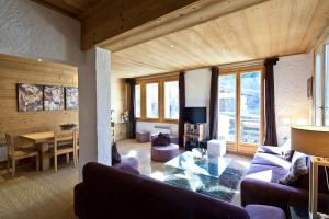 ein Wohnzimmer mit einem Sofa und einem Tisch in der Unterkunft Chalet la Brunette in Megève