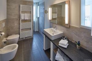 Koupelna v ubytování Hotel Schelf GmbH & Co. KG + 28 fotografií