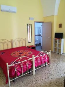 カザラーノにあるAlba Dorataのベッドルーム1室(赤毛布付きの大型ベッド1台付)