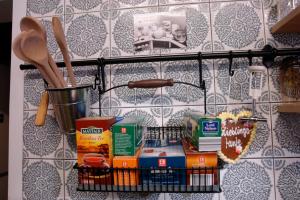un estante con comida y otros artículos en una pared en Lotte - The Backpackers, en Heidelberg