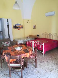 カザラーノにあるAlba Dorataのテーブルとベッドが備わる部屋