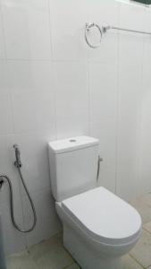 y baño blanco con aseo y ducha. en Leisure in Galle en Galle