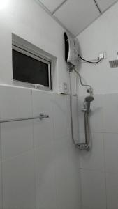 baño con ducha y TV en la pared en Leisure in Galle en Galle