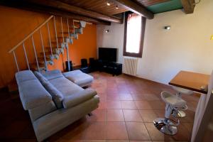 sala de estar con sofá y TV en Casa vacanza Angelo, en Ferrara