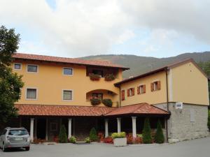 ein Gebäude mit einem davor geparkt in der Unterkunft Guest House Pod Slavnikom in Podgorje