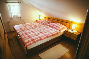 Postel nebo postele na pokoji v ubytování Tourist farm Samec