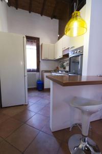 una cucina con bancone e frigorifero bianco di Casa vacanza Angelo a Ferrara