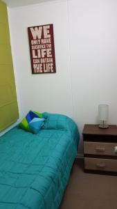 Un dormitorio con una cama y un cartel en la pared. en Departamento En La Serena FULL EQUIPADO, en La Serena 1 foto más