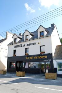 a hotel lelezneker on the corner of a street at Le Libenter in Landéda