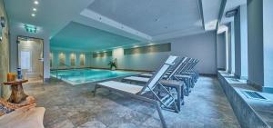 Bazén v ubytování Hotel Schelf GmbH & Co. KG nebo v jeho okolí