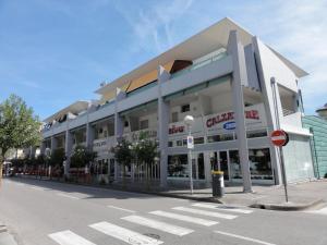 een groot gebouw aan een straat met een straatnaambord bij Albanella - Appartamenti in Bibione
