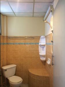 ein Badezimmer mit Toilette und Dusche in der Unterkunft Tropicana Khophagan Resort Hotel in Thongsala + 113 Fotos