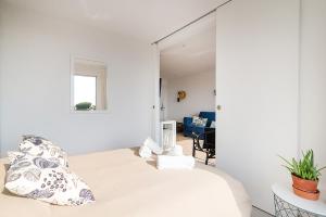 een slaapkamer met een bed met een spiegel aan de muur bij Azteka Blue 2 Bed Apartment Calella de Palafrugell in Calella de Palafrugell