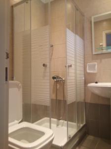 ヴィタラデスにあるPink House Socratesのバスルーム(シャワー、トイレ、シンク付)