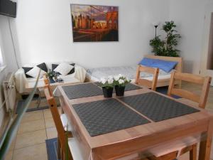 una sala de estar con una mesa con flores. en Apartments Altstadtflair, en Regensburg