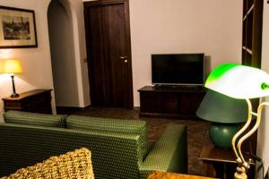 パレルモにあるDavid house alla Vucciriaのリビングルーム(緑のソファ、緑のランプ付)