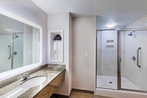 Een badkamer bij Holiday Inn Express & Suites Tulsa S Broken Arrow Hwy 51, an IHG Hotel
