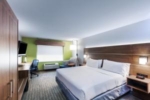 Habitación de hotel con cama grande y escritorio. en Holiday Inn Express & Suites Tulsa S Broken Arrow Hwy 51, an IHG Hotel, en Broken Arrow